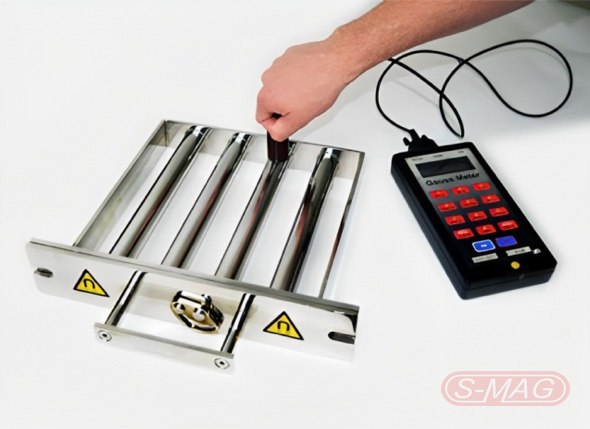 Hand-held gauss meter with probe