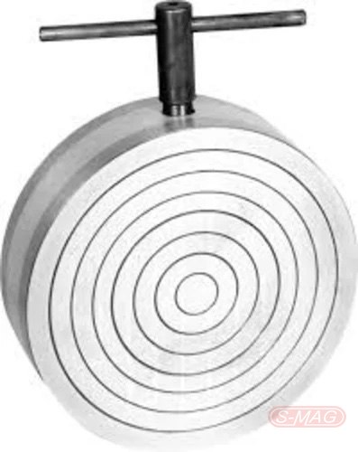 Circular permanent magnetic chuck with concentric poles